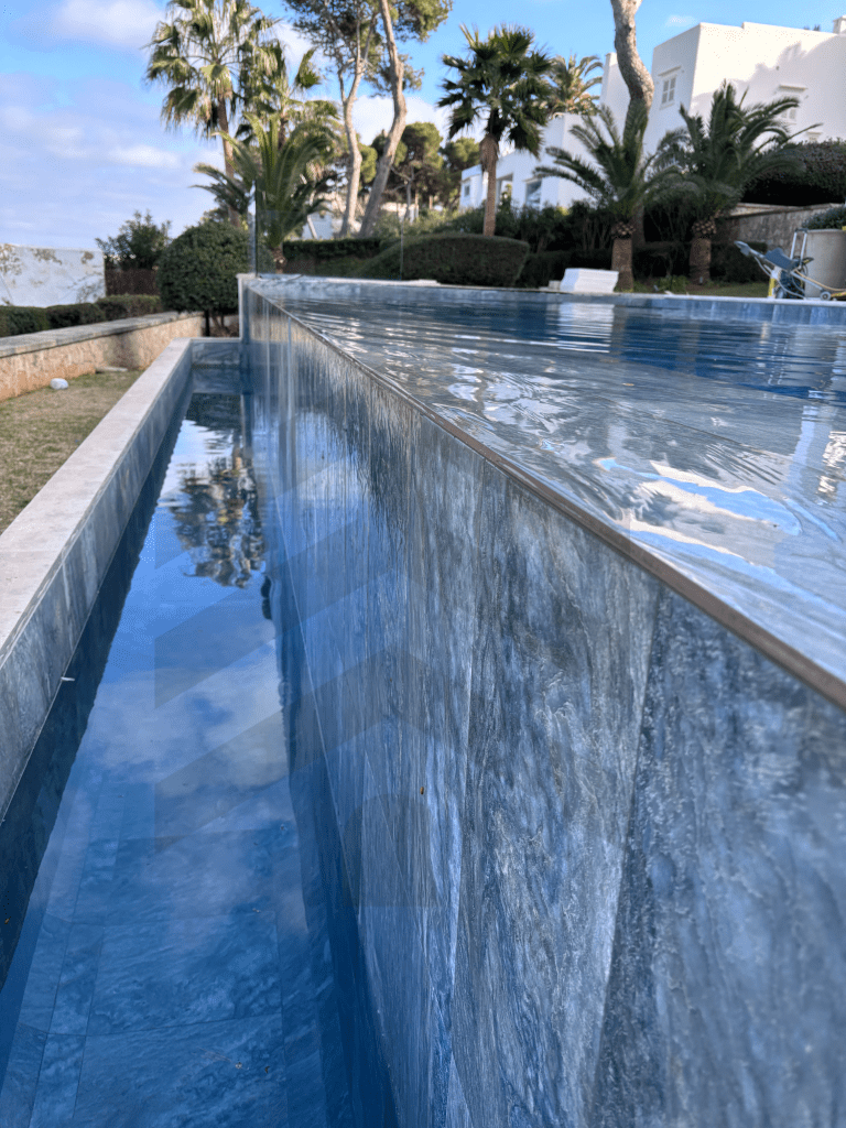 Piscina de obra terminada con revestimiento moderno y acabado premium en Mallorca